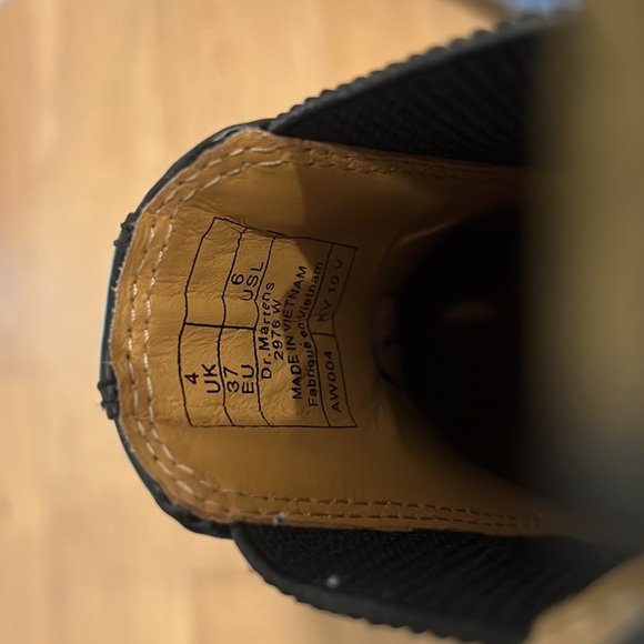 Size 6 (runs large) EU 37 Doc Marten’s Chelsea boots - Picture 2 of 3